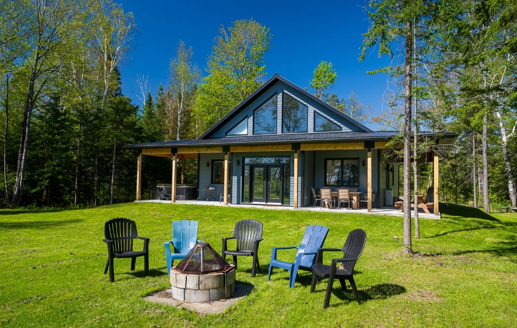 Waterfront cottage rental with fire pit and Eastern Townships forest