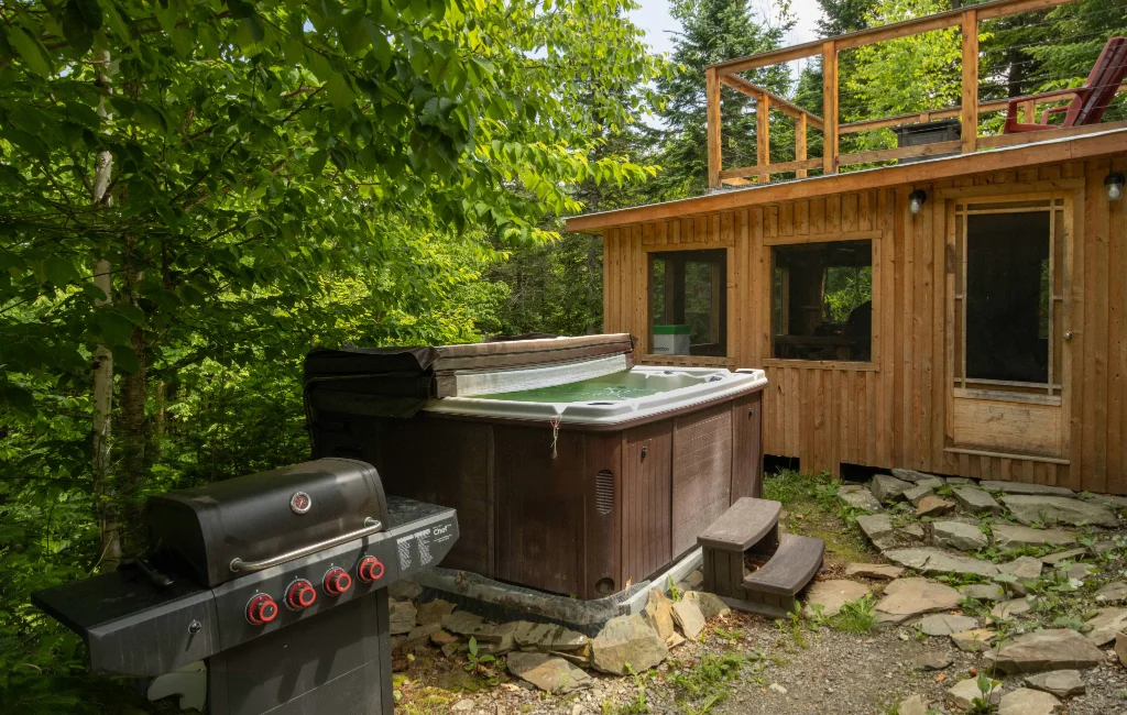 Spa extérieur et BBQ d'un chalet pet-friendly dans les Cantons-de-l'Est