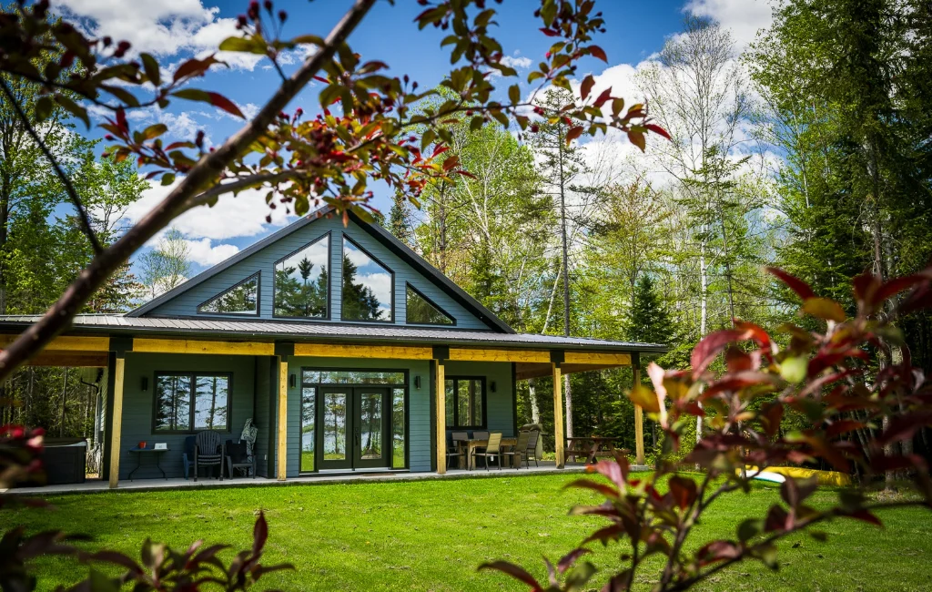 Salle à manger d'un hébergement à Lac-Mégantic avec vue sur le lac