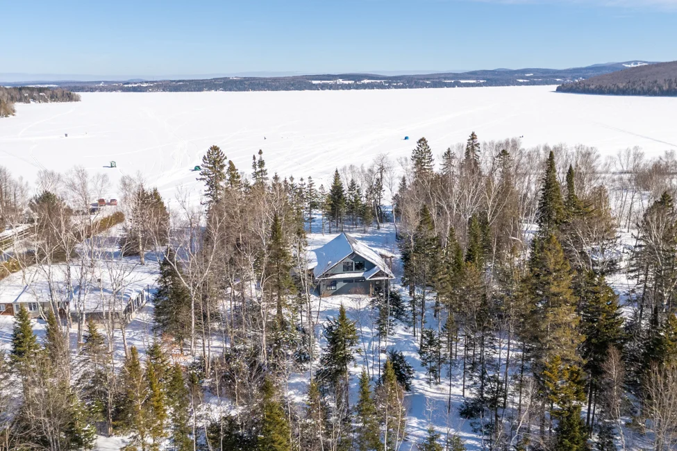 Vue aérienne du Bōrivage et du lac Mégantic gelé