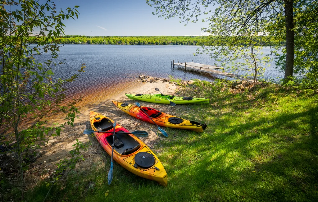 Kayaks sur la plage privée, quai en arrière-plan