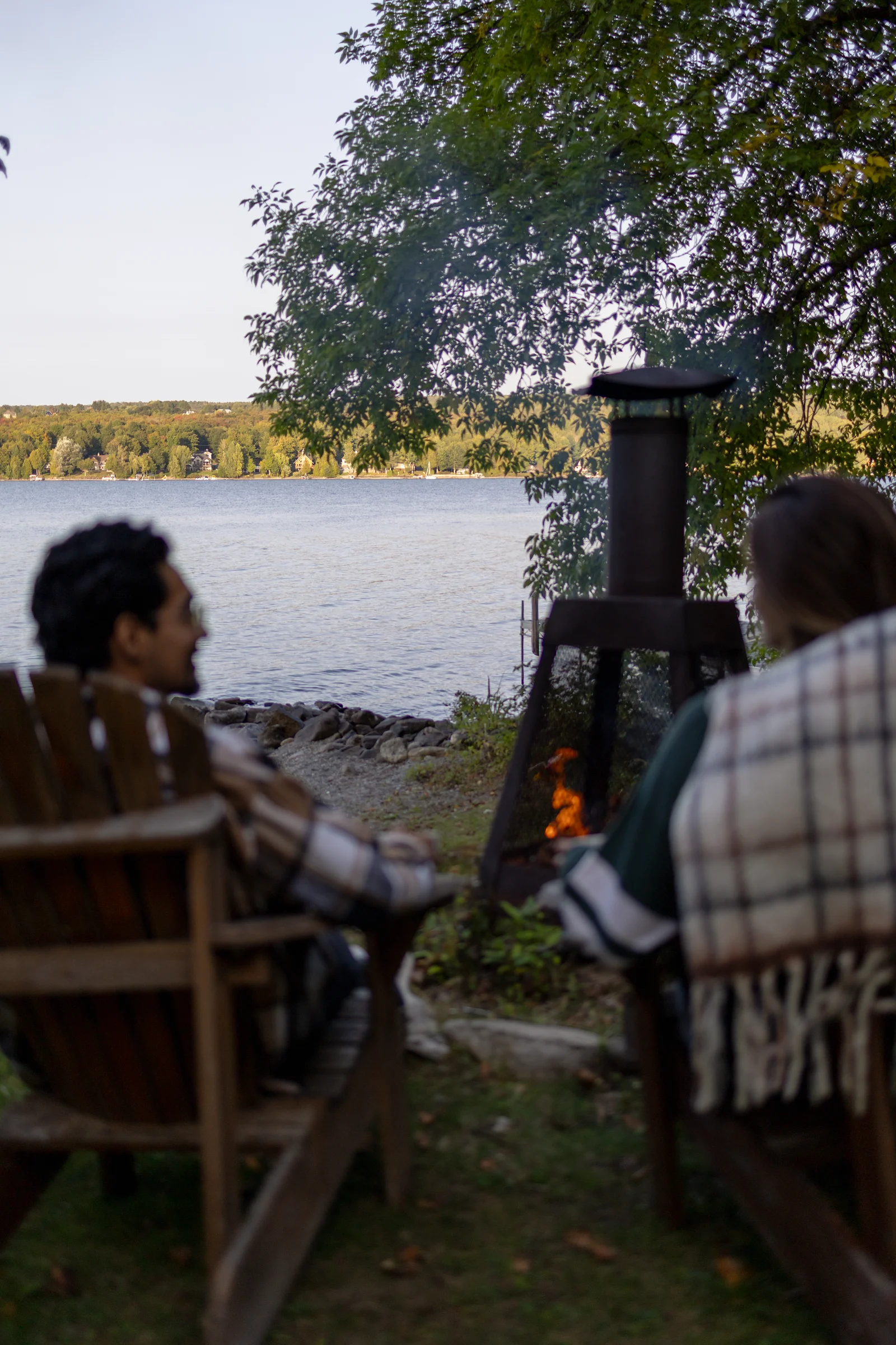 Soirée autour du foyer extérieur au bord du lac