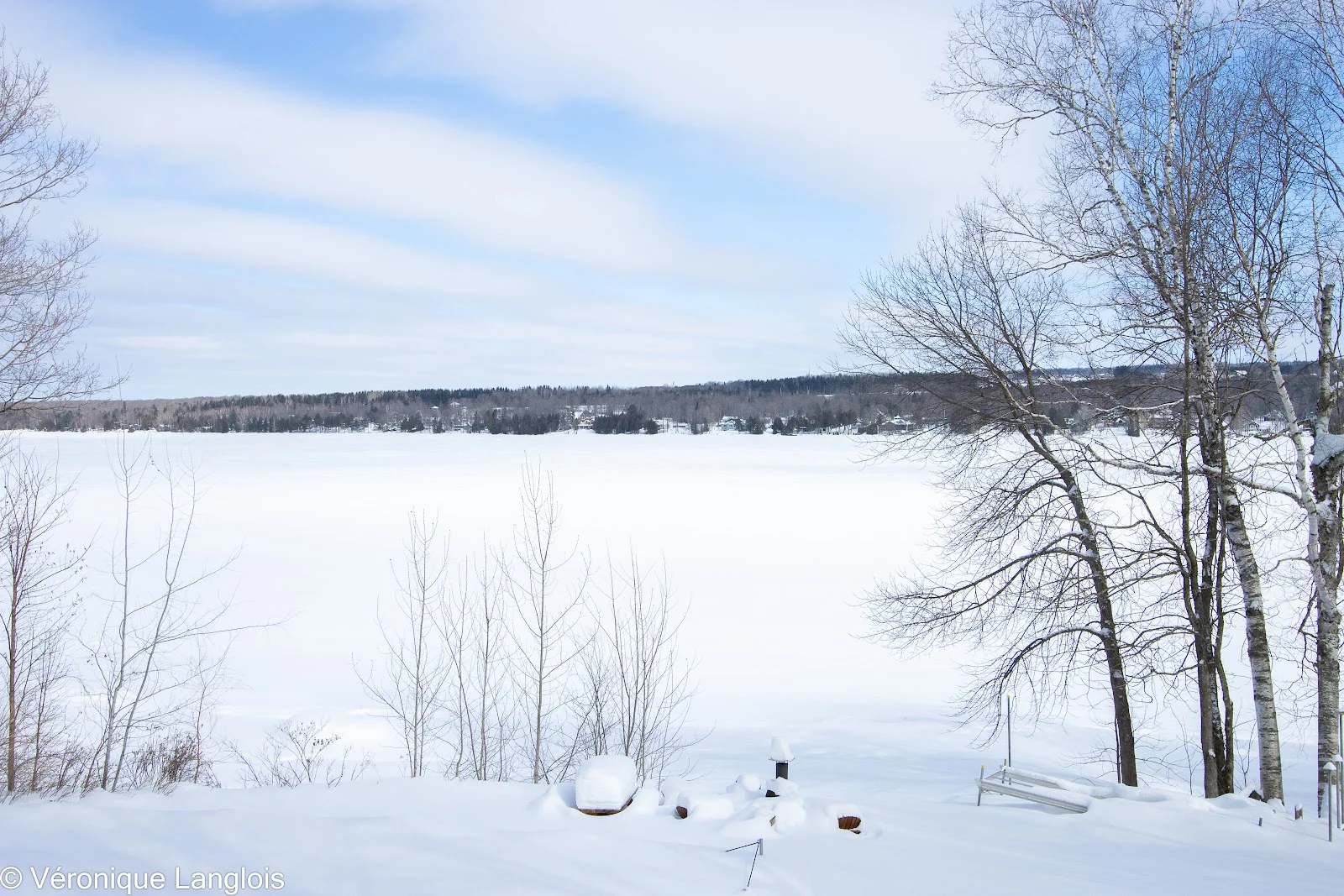 Lac gelé vu du terrain en hiver