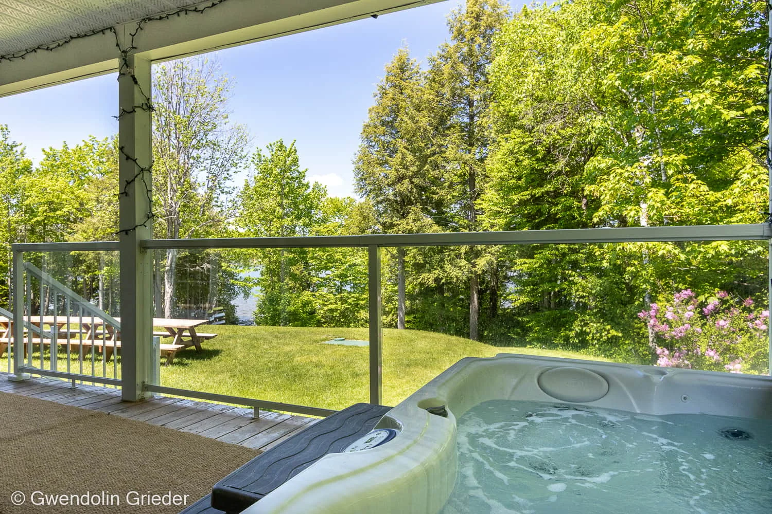 Spa extérieur sur la galerie avec vue sur le terrain