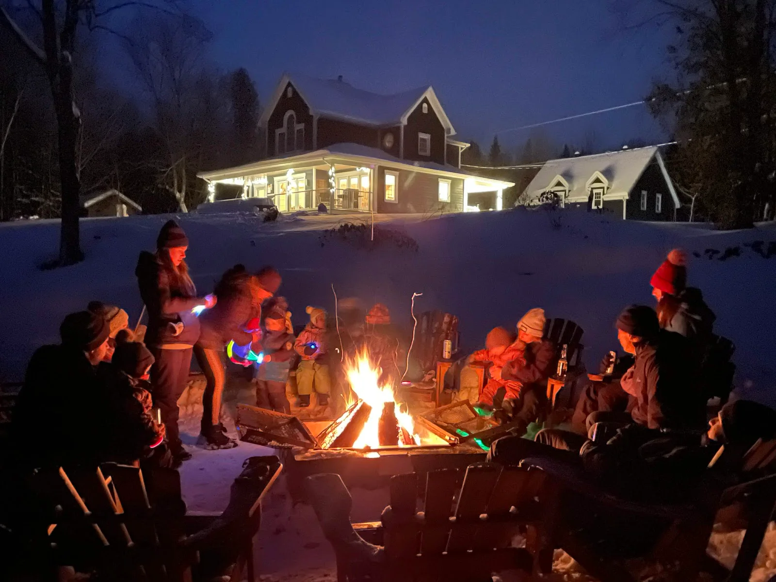 Feu de camp en soirée d'hiver devant Le Grand Duc illuminé