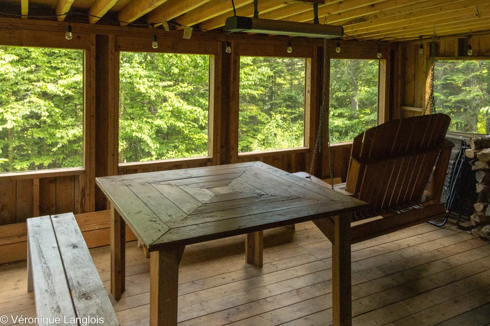 Véranda avec table et vue sur la forêt