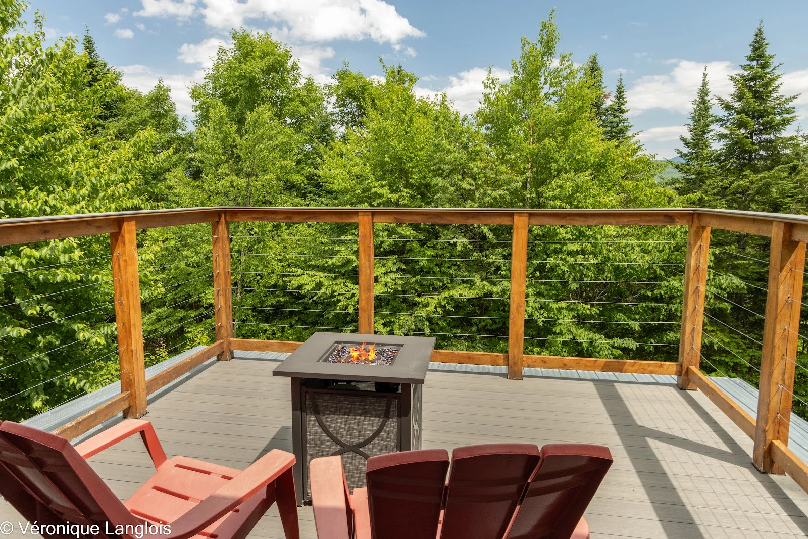 Terrasse sur le toit avec foyer au gaz et chaises Adirondack