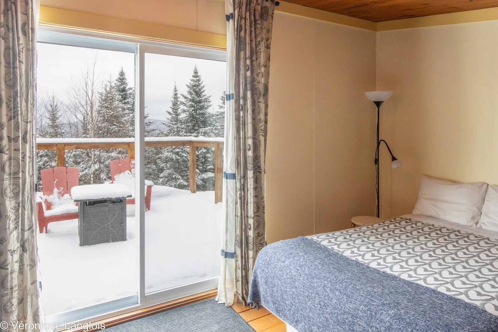 Chambre avec vue sur la terrasse enneigée