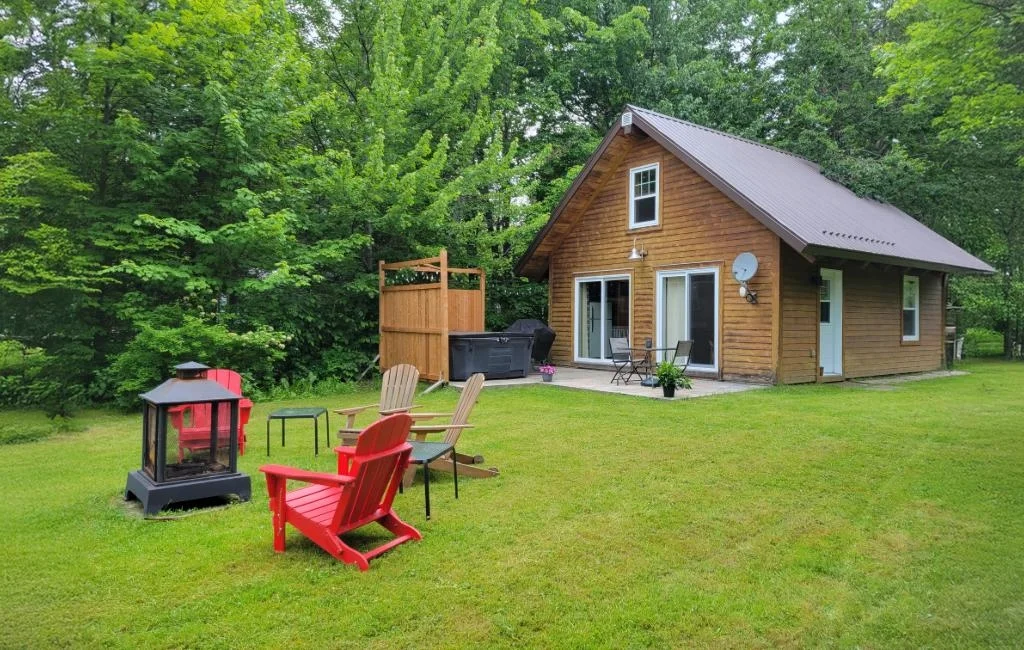 Le Madison — chalet chaleureux au bord de l'eau avec spa