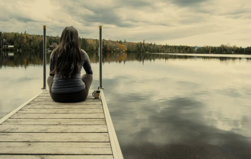 Moment de calme sur le quai du Lac des Trois Milles