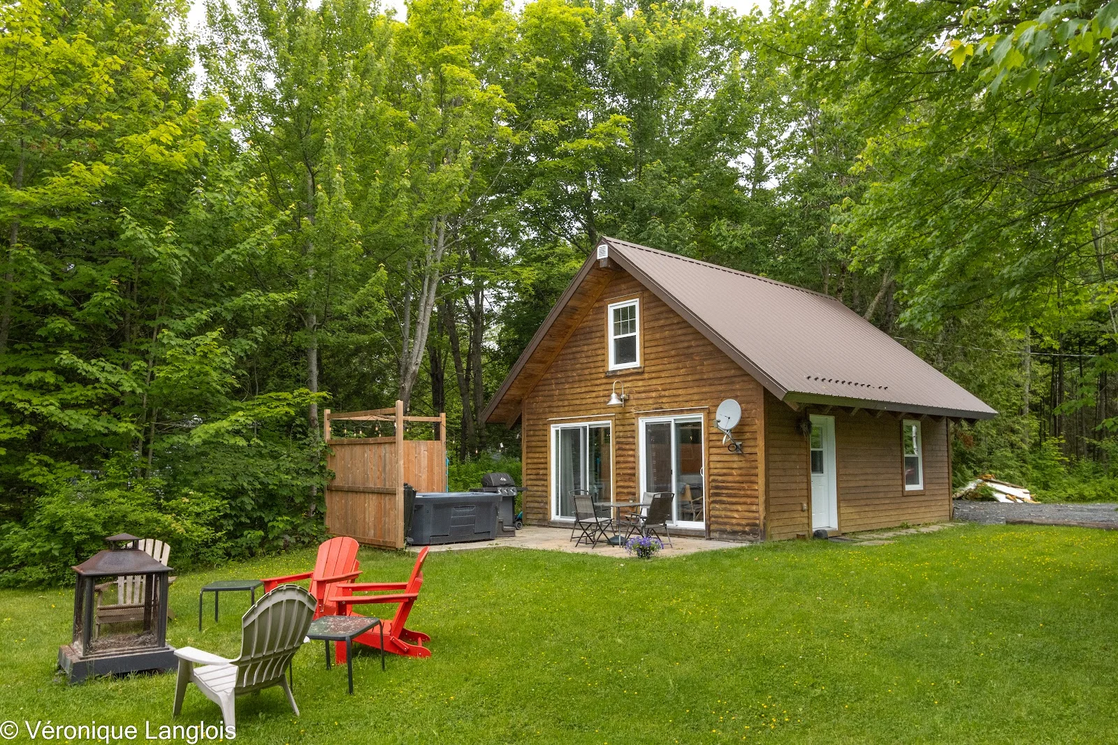 Le Madison, son coin feu et ses chaises Adirondack