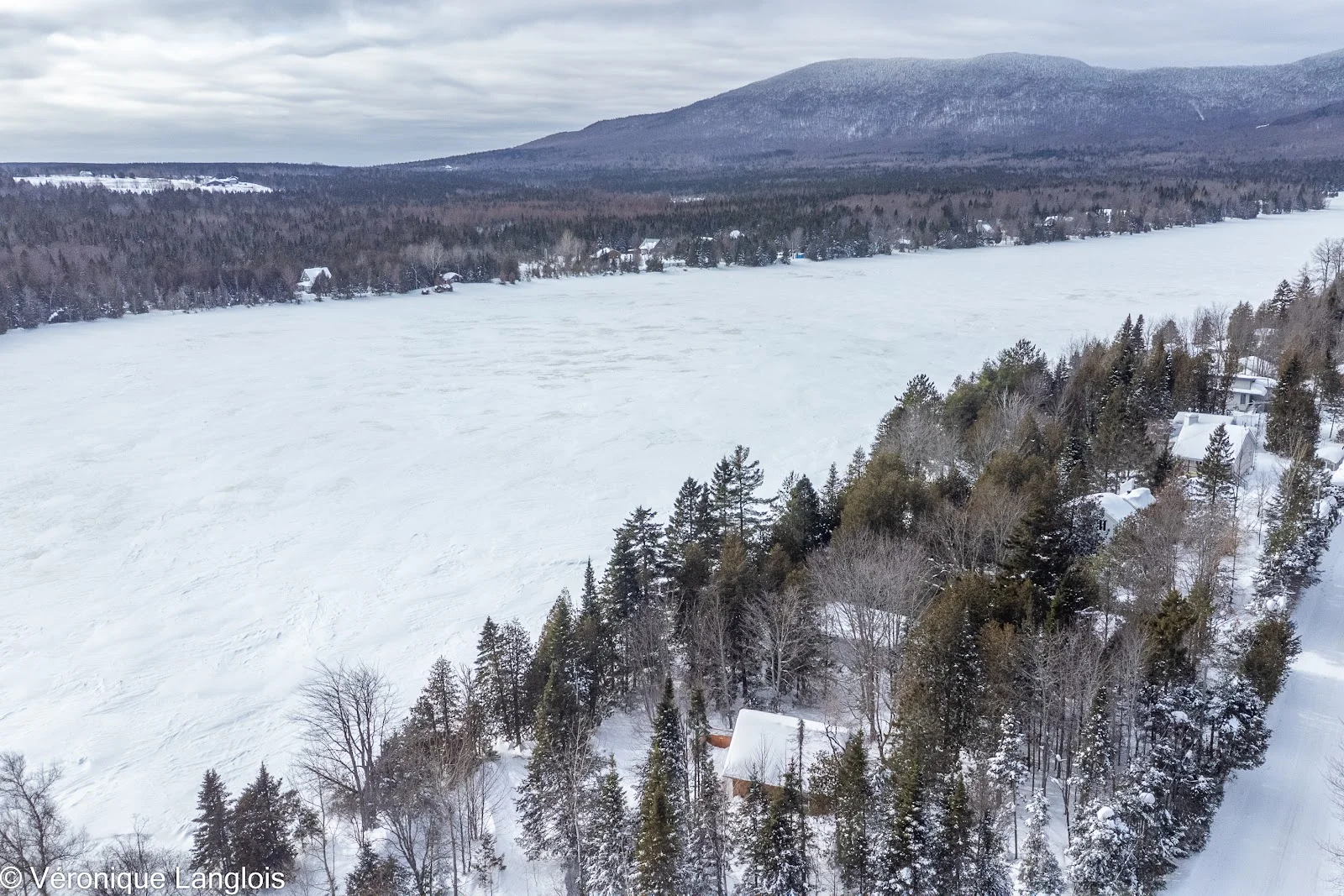 Vue aérienne du Lac des Trois Milles gelé et des montagnes