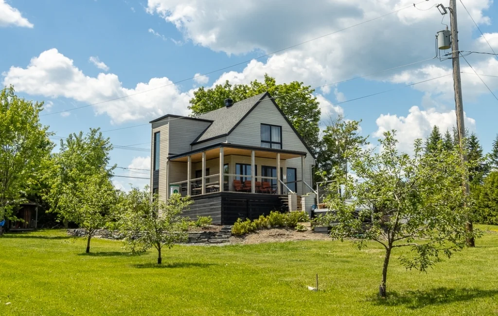 La Maison de Cèdre — chalet moderne avec spa au bord de l'eau