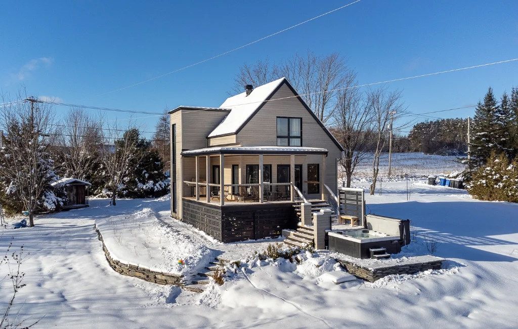 La Maison de Cèdre sous la neige, au bord du Grand Lac St-François