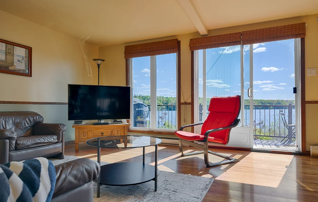 Salon avec portes-patio donnant sur le lac