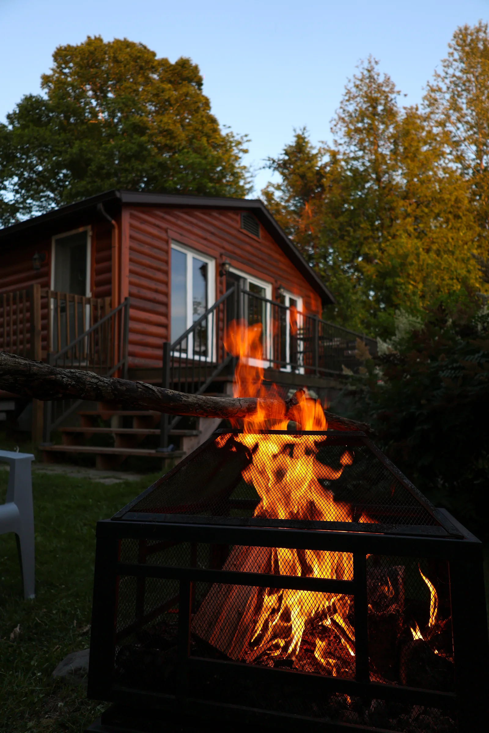 Feu de camp devant Orion à la tombée du jour
