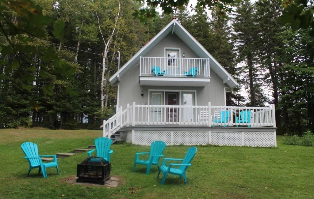 Les Perséides — chalet et vue sur le lac Mégantic