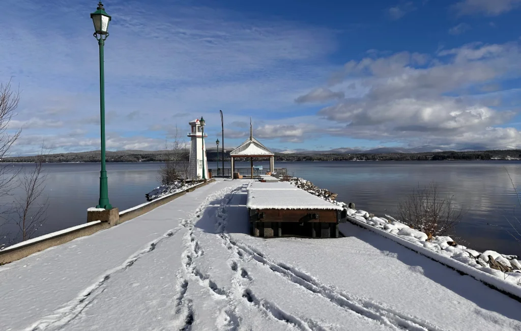 Le phare et le quai de Piopolis sous la neige