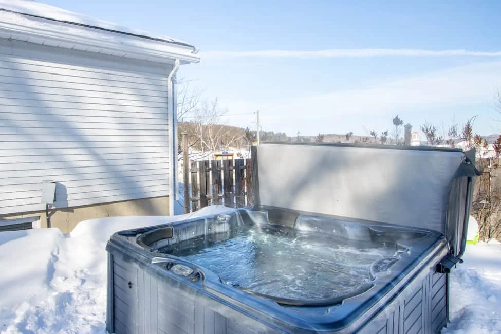 Spa extérieur en hiver avec vue sur le phare