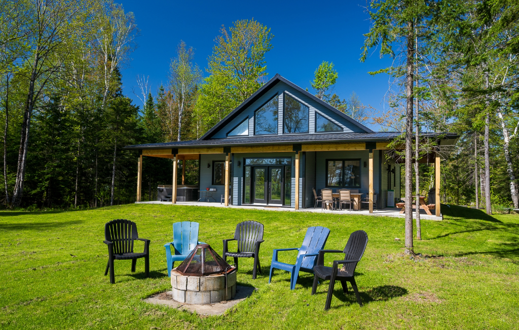 Chalet à louer au bord de l’eau, terrain gazonné avec rond à feu et forêt en Estrie
