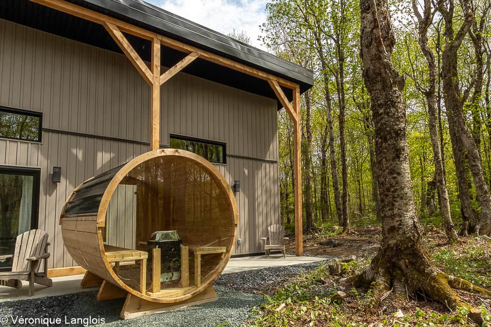 Sauna tonneau privé d'un chalet avec spa à Lac-Mégantic, architecture moderne en forêt des Cantons-de-l'Est